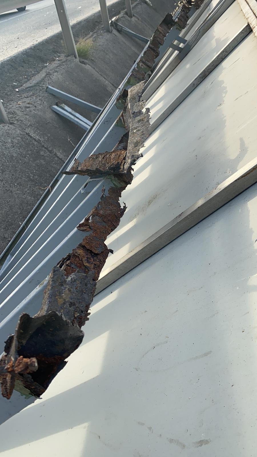 Kartal'da üst geçidin korkulukları, seyir halindeki araçların üzerine düştü