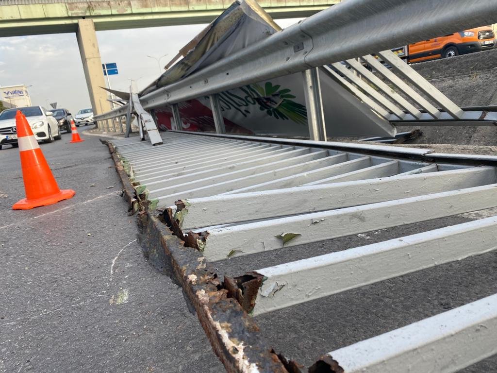 Kartal'da üst geçidin korkulukları, seyir halindeki araçların üzerine düştü