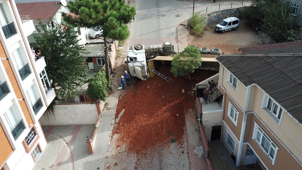 Sancaktepe'de devrilen hafriyat kamyonu elektrik tellerini kopardı