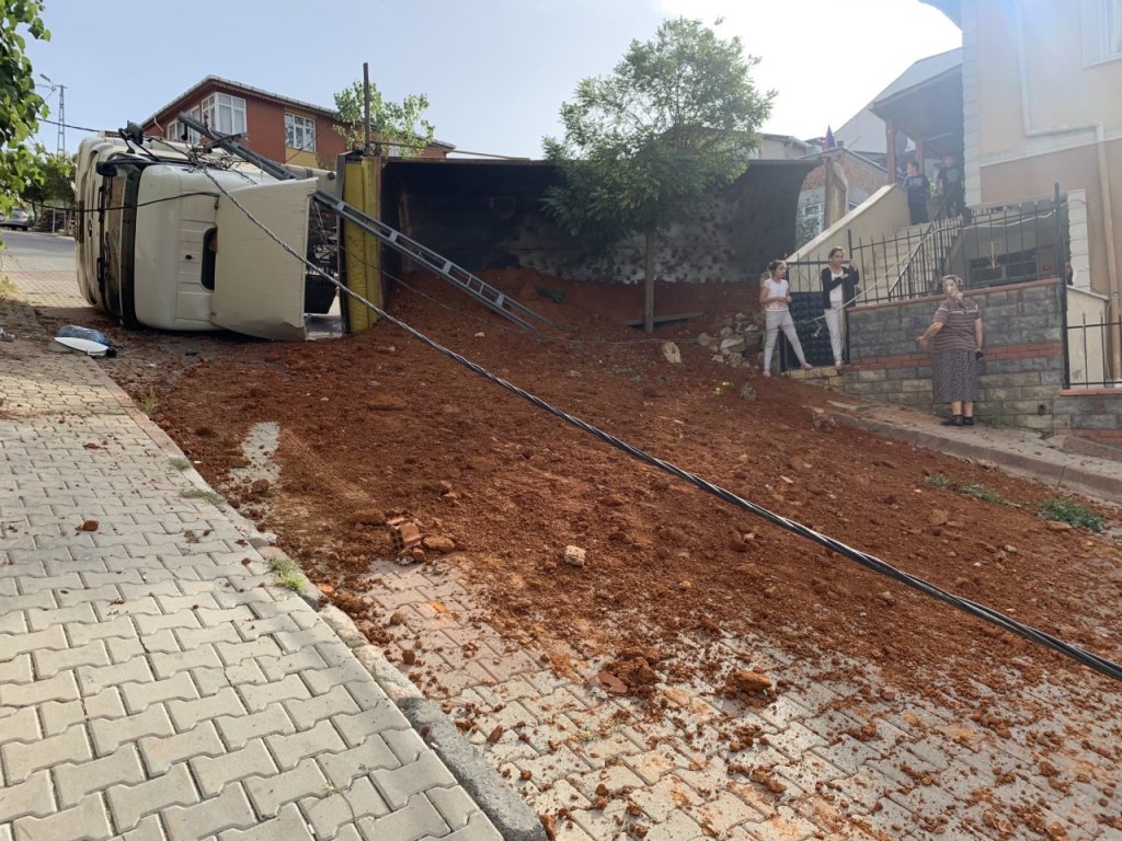 Sancaktepe'de devrilen hafriyat kamyonu elektrik tellerini kopardı