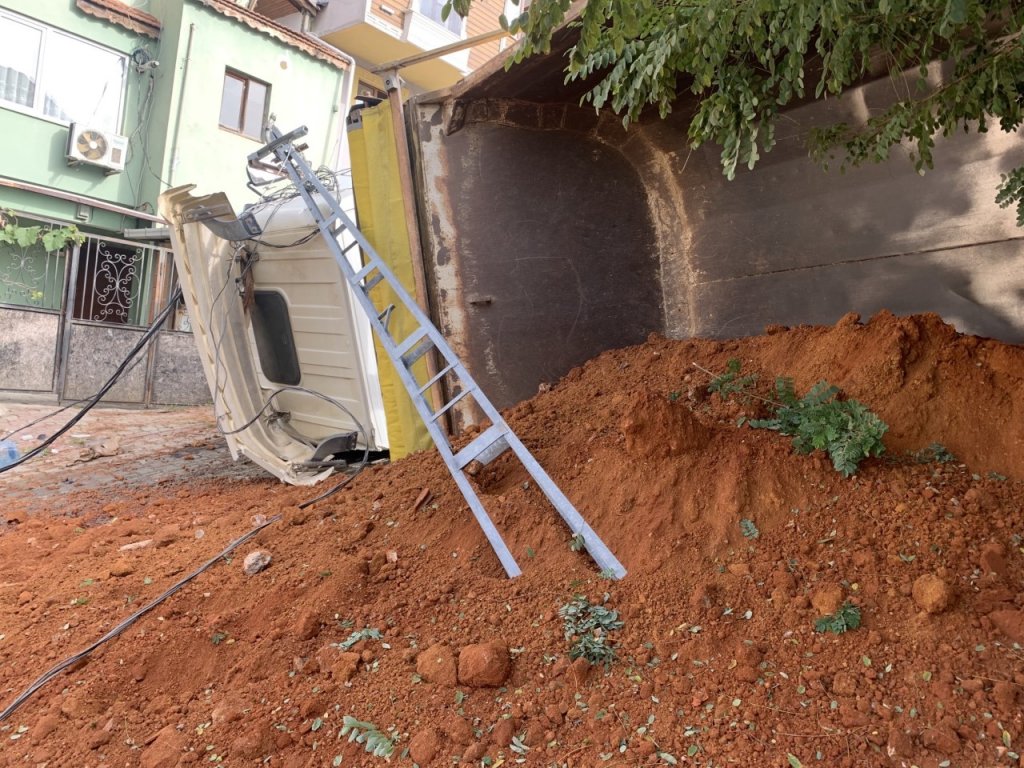 Sancaktepe'de devrilen hafriyat kamyonu elektrik tellerini kopardı