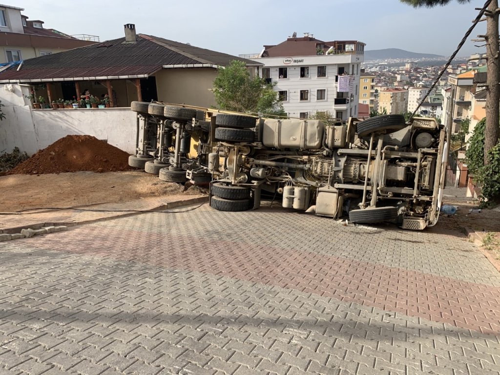 Sancaktepe'de devrilen hafriyat kamyonu elektrik tellerini kopardı