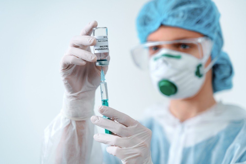 Koronavirüs aşısı yaptıran başhekim: Henüz yan etkisi olmadı