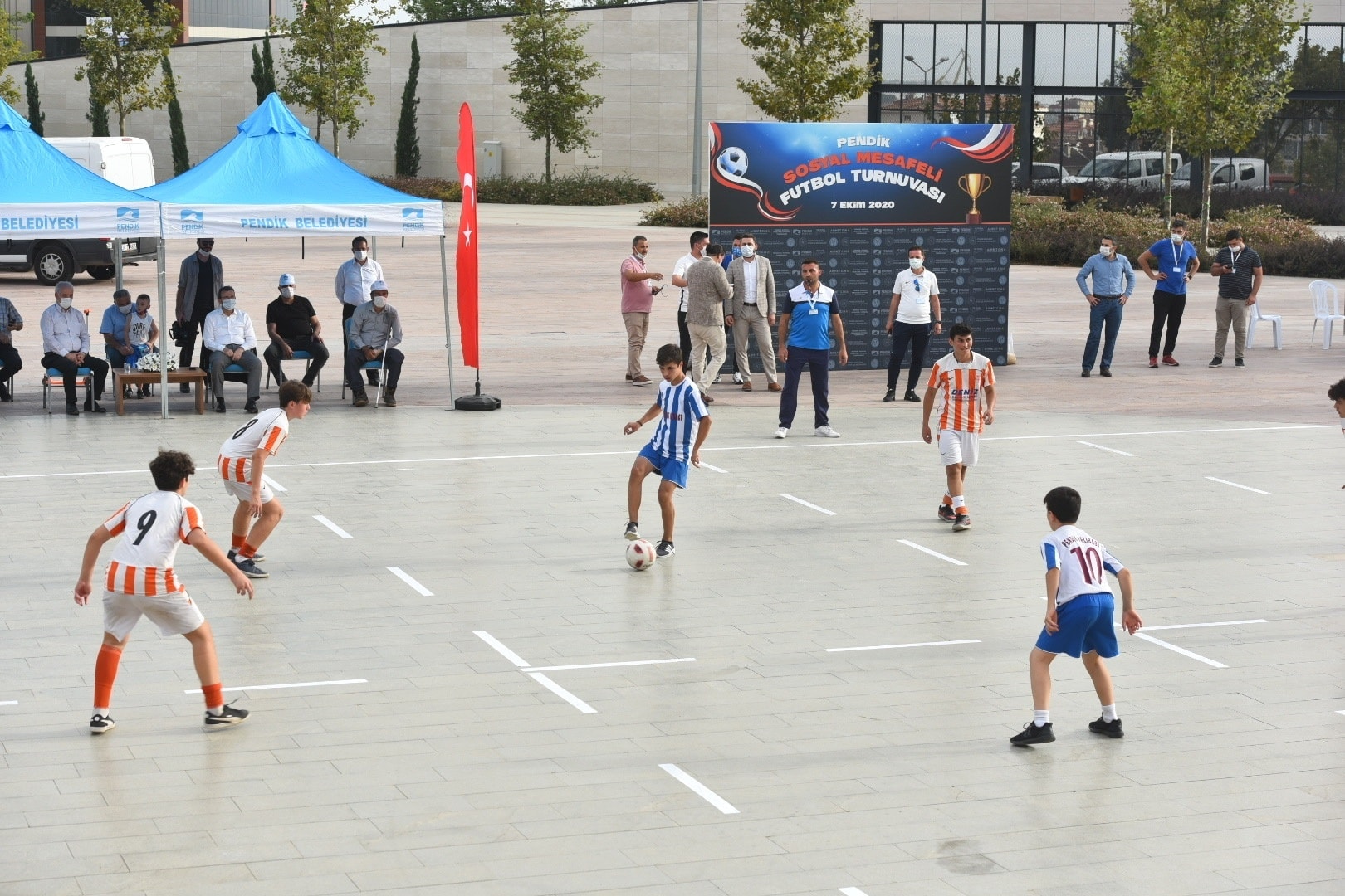 Pendik'te düzenlenen sosyal mesafeli futbol turnuvasının galibi belli oldu!