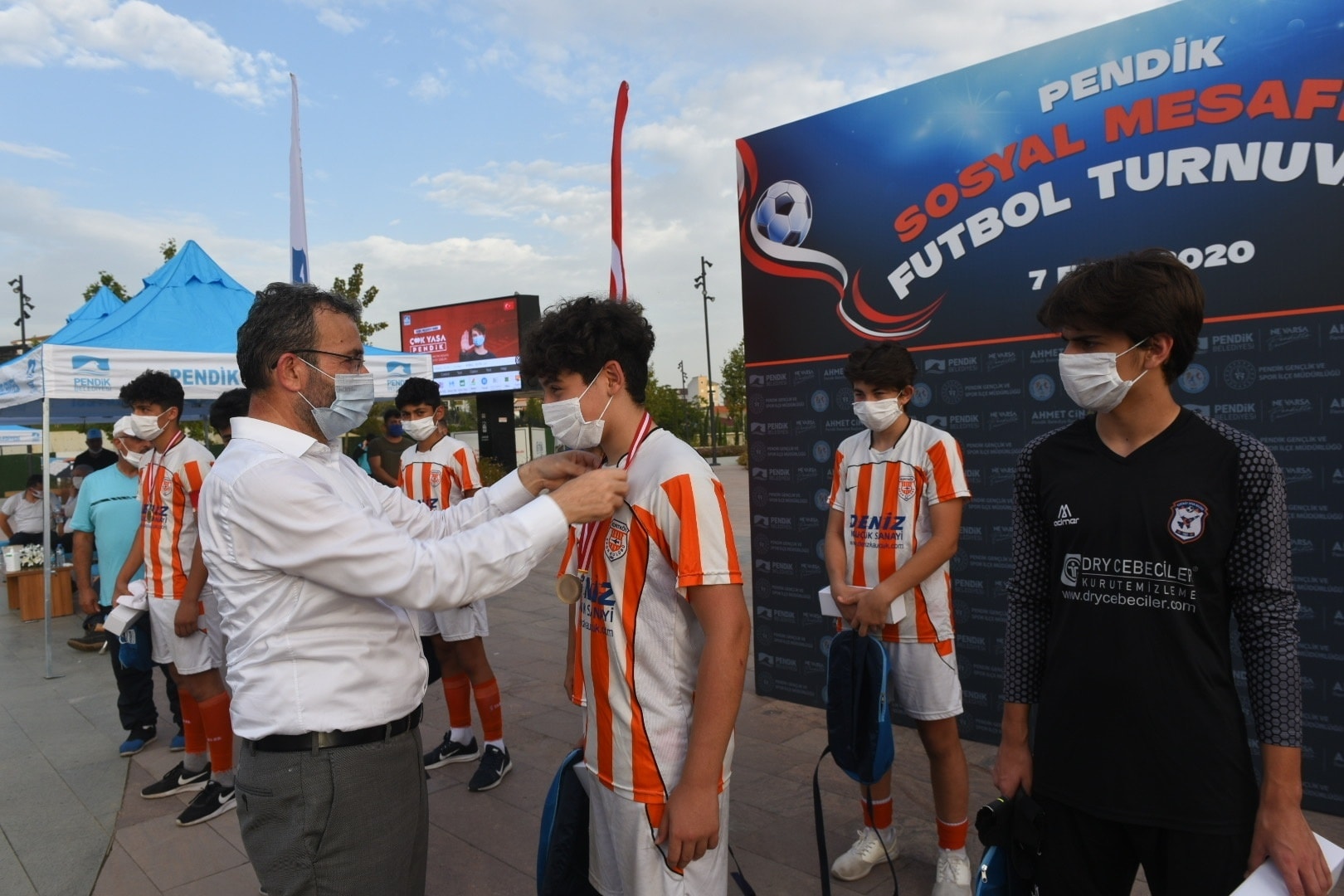 Pendik'te düzenlenen sosyal mesafeli futbol turnuvasının galibi belli oldu!