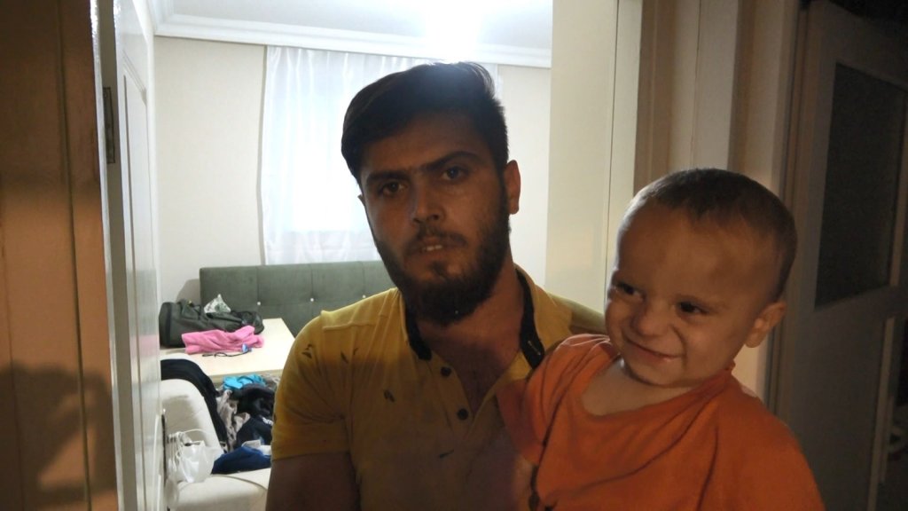 Esenyurtta evde yalnız bırkaılan üç küçük çocuğu komşular sakinleştirdi