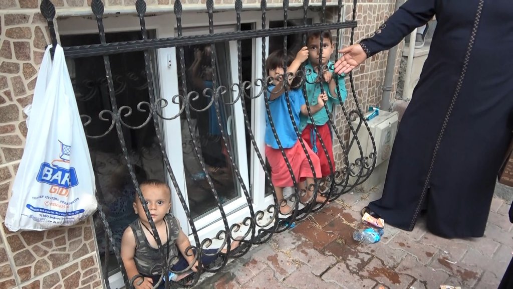 Esenyurtta evde yalnız bırkaılan üç küçük çocuğu komşular sakinleştirdi