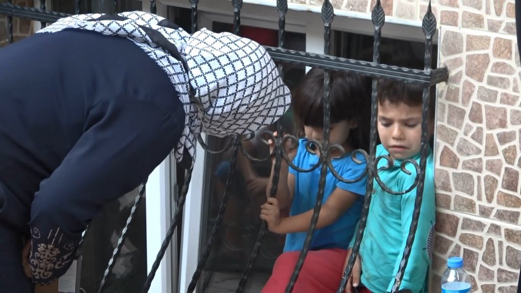 Esenyurtta evde yalnız bırkaılan üç küçük çocuğu komşular sakinleştirdi