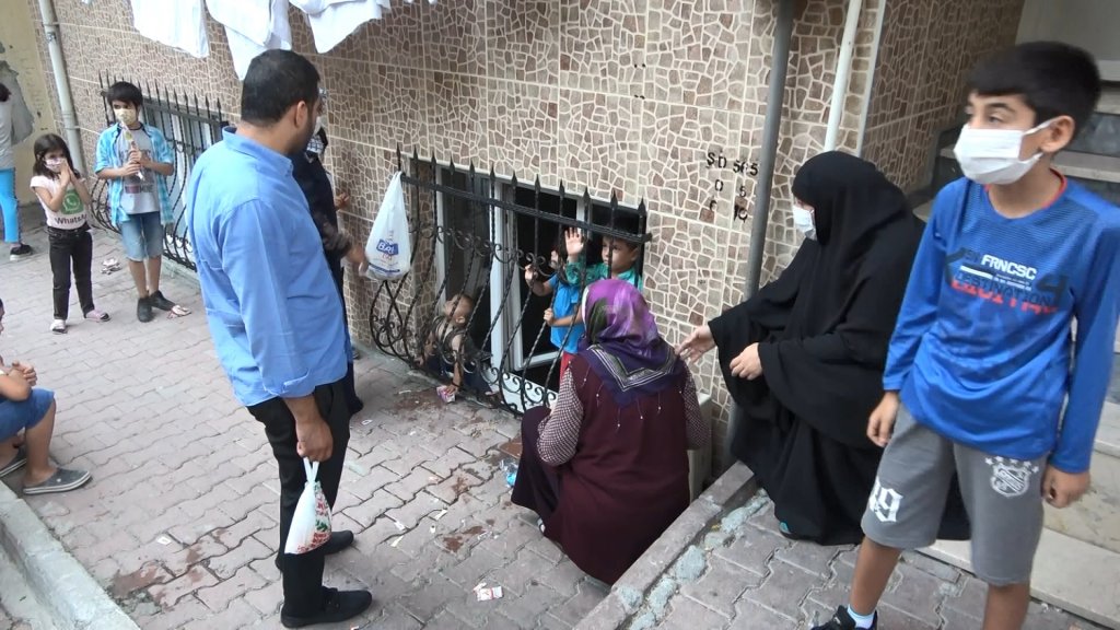Esenyurtta evde yalnız bırkaılan üç küçük çocuğu komşular sakinleştirdi