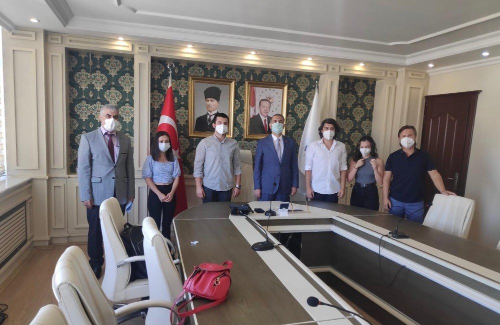 Adıyaman'da üniversiteli gençlerden ilkokul öğrencilerine destek