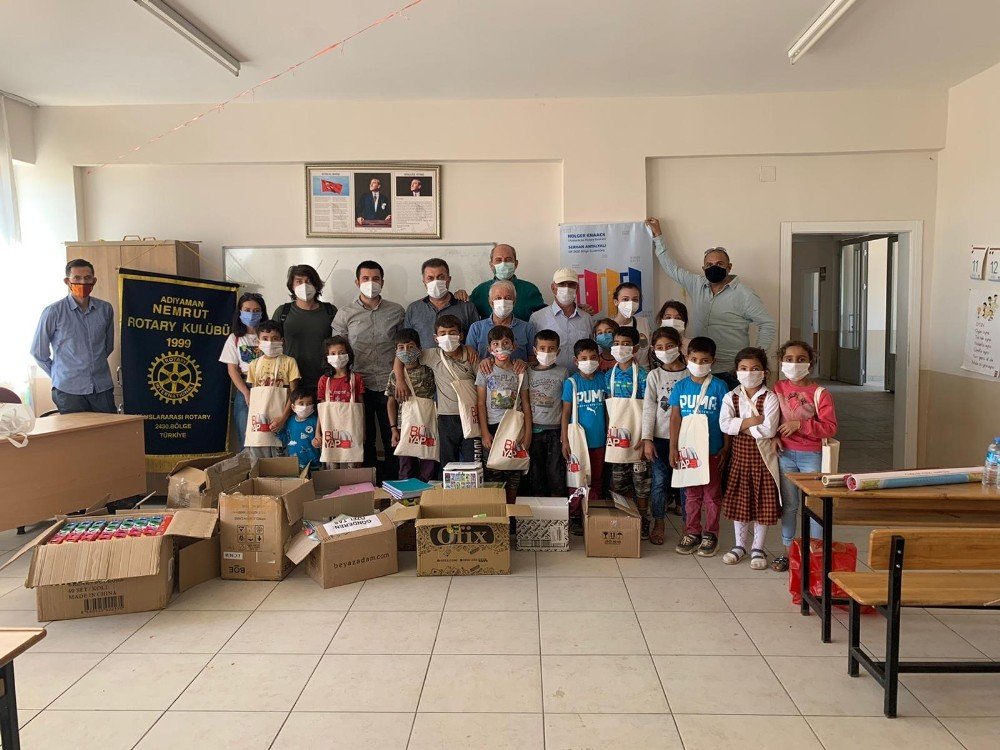 Adıyaman'da üniversiteli gençlerden ilkokul öğrencilerine destek