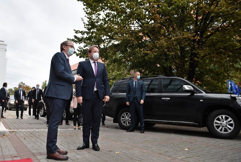 AB Komiseri Varhelyi’den itiraf: Kosova tüm kriterleri yerine getirdi