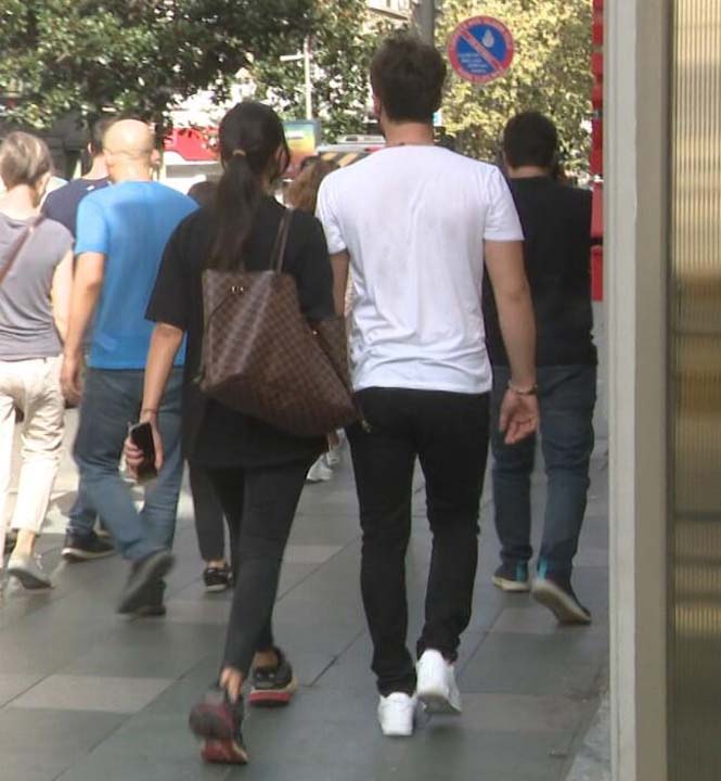 Alp Navruz ve Ebru Şam el el yürürken görüntülendi