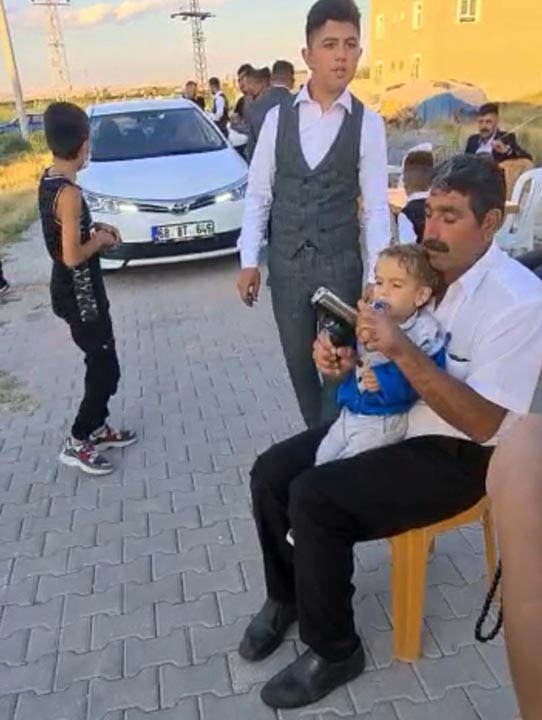 Bu kadarına pes! Ağzında emzikli torununun eline silah verip ateş ettirdi