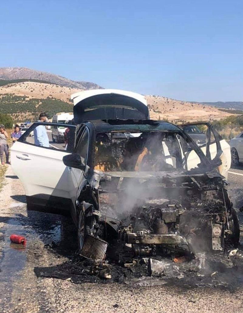 Seyir halindeki son model araç bir anda alev aldı