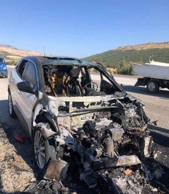 Seyir halindeki son model araç bir anda alev aldı