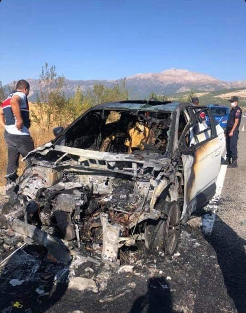 Seyir halindeki son model araç bir anda alev aldı