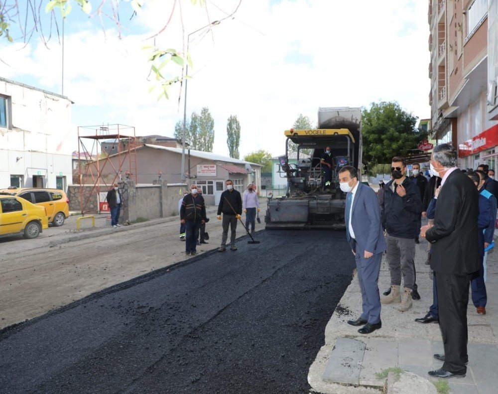 Kars Valisi Öksüz sahaya inerek yapımı devam eden çalışmaları inceledi