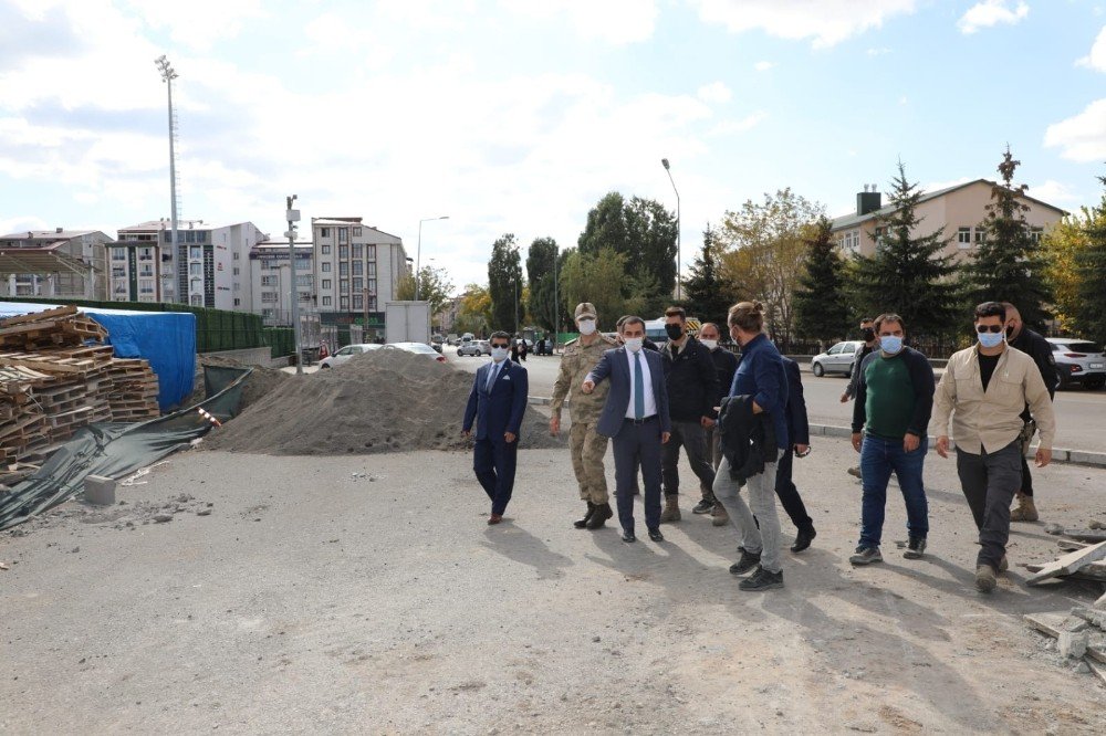 Kars Valisi Öksüz sahaya inerek yapımı devam eden çalışmaları inceledi