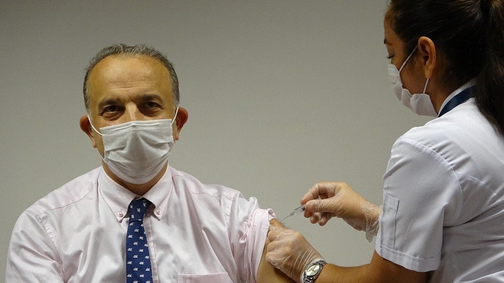 Uludağ Üniversitesi Dekanı Kaya, gönüllü aşı yaptırdı