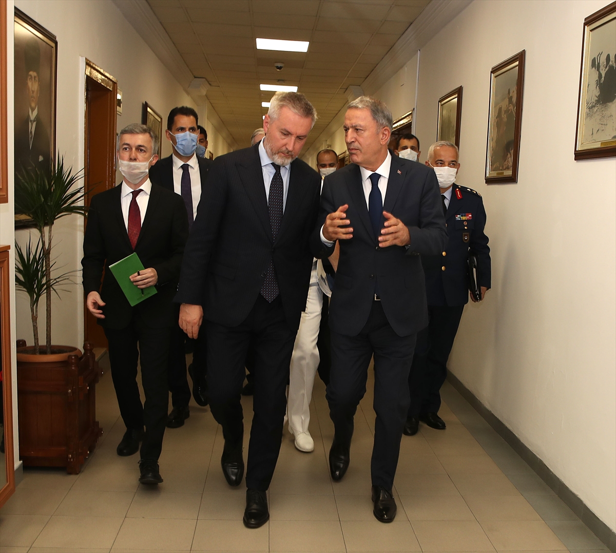 Bakan Akar'dan İtalyan mevkidaşıyla görüştü