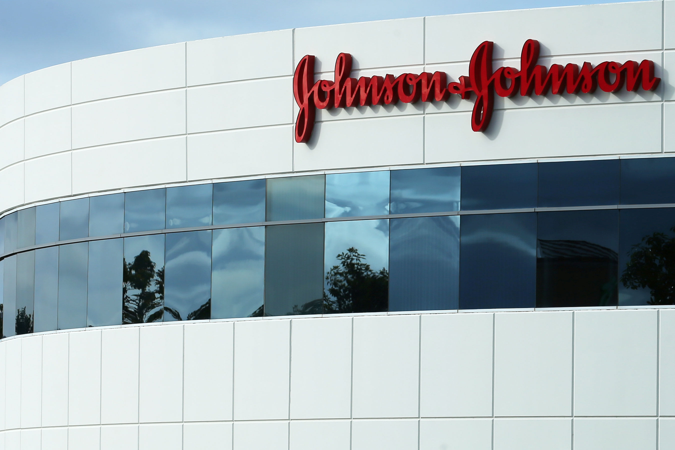 Johnson & Johnson aşı çalışmalarını durdurduğunu açıkladı!