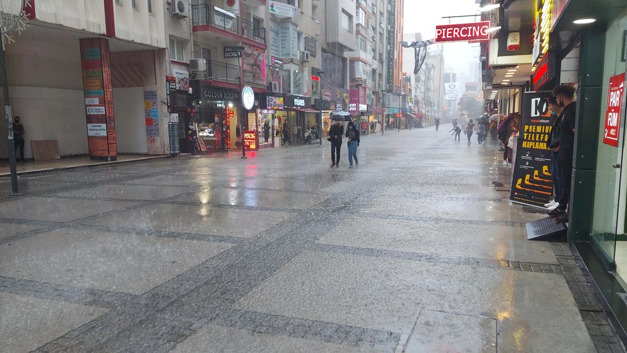 Sağanak yağış İzmir'de hayatı felç etti!