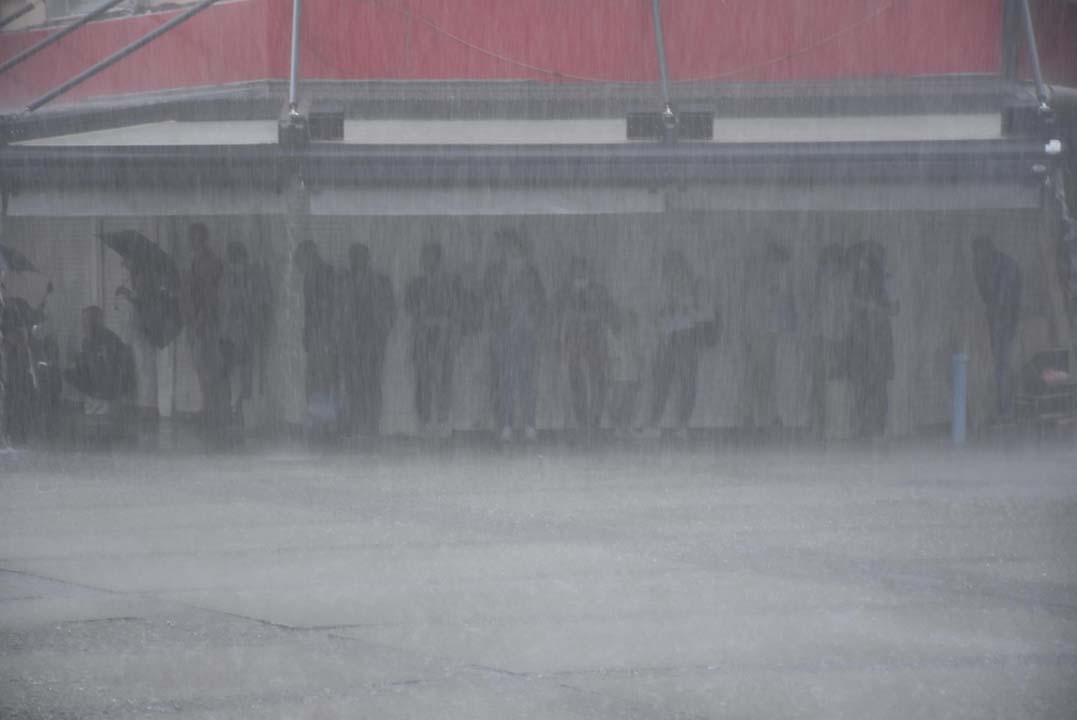 Sağanak yağış İzmir'de hayatı felç etti!