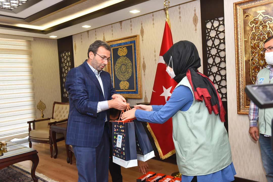 Pendik'te bağışlanan tabletler ihtiyaç sahiplerine ulaştı!