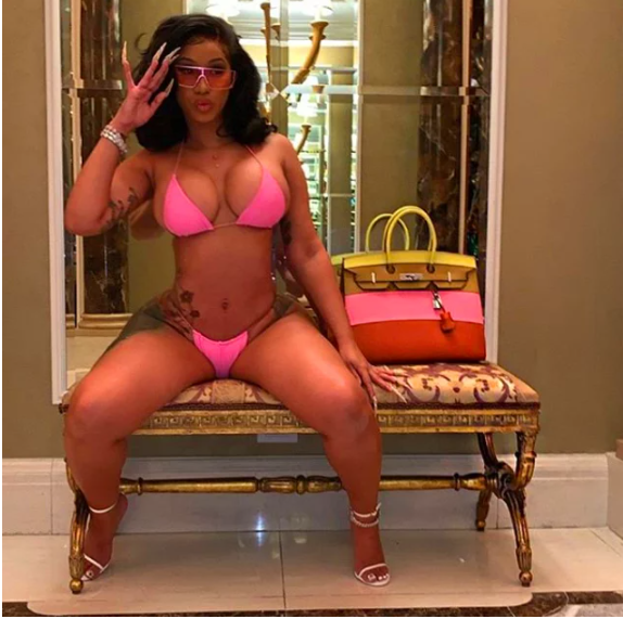 Cardi B, Instagram hesabından çıplak fotoğrafını paylaştı!