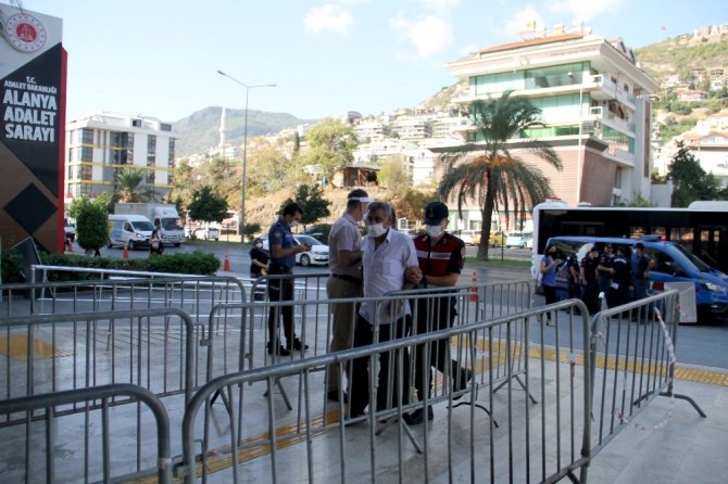 Alanya, Avsallar Mahallesi'ndeki bir restoranda 61 litre sahte içki ele geçirildi!
