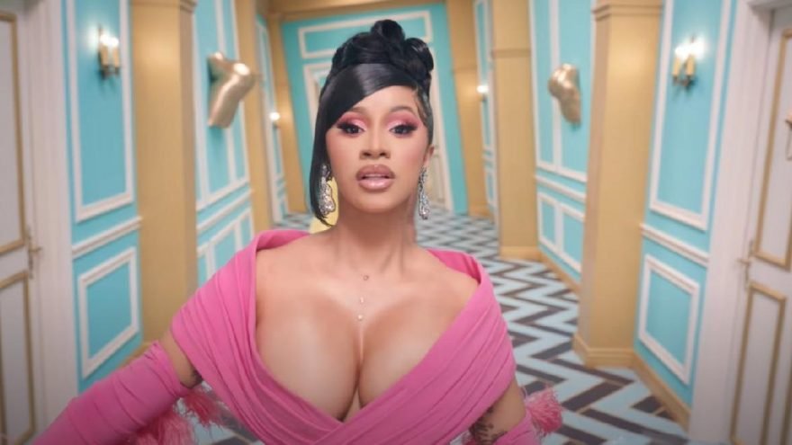 Cardi B, Instagram hesabından çıplak fotoğrafını paylaştı!