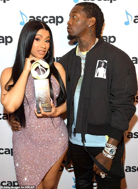 Cardi B, Instagram hesabından çıplak fotoğrafını paylaştı!