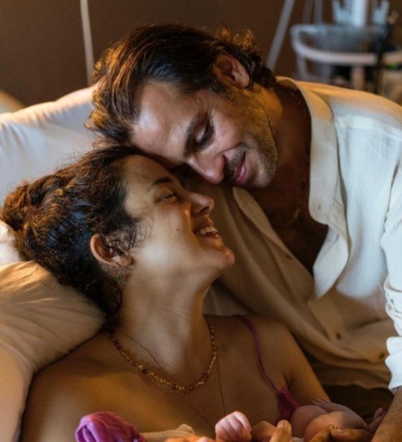 Cansu Tosun ve Erkan Kolçak Köstendil çiftinden aile pozu