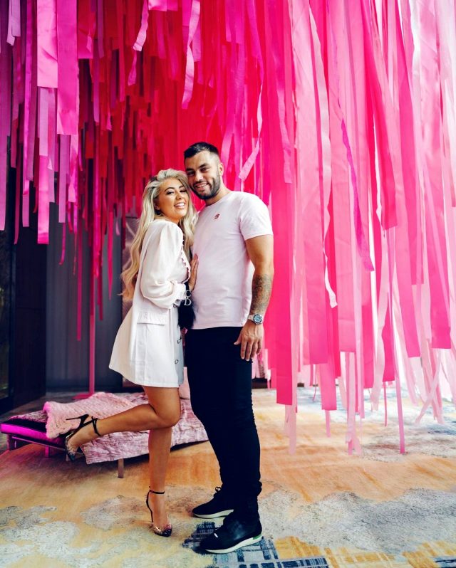 Paige Turley tişörtünün azizliğine uğradı! Amuda kalkınca göğüsleri açıldı