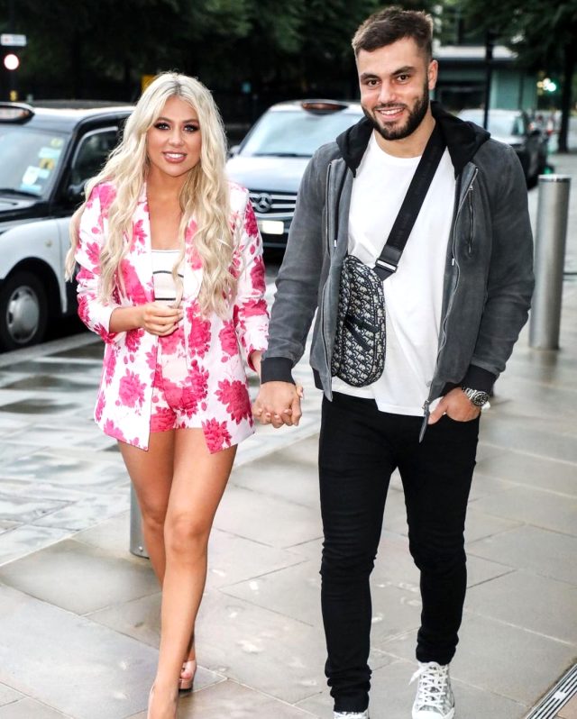 Paige Turley tişörtünün azizliğine uğradı! Amuda kalkınca göğüsleri açıldı