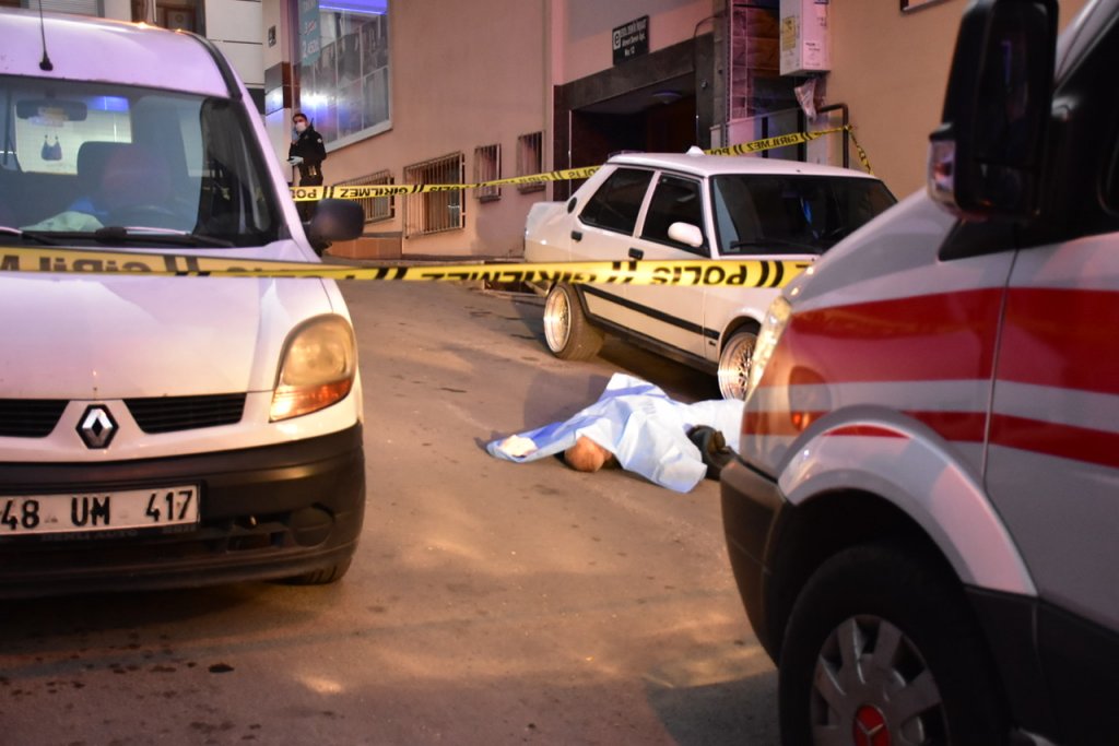 53 yaşındaki Sezgin Özkabak sokak ortasında ölü bulundu!