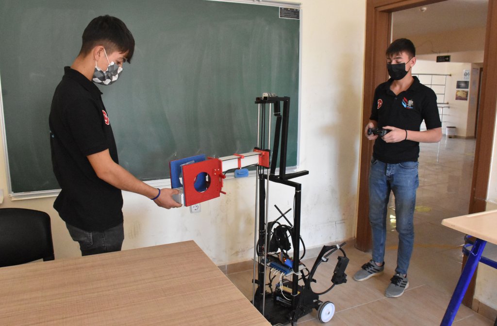 Hastalarla teması azaltmak için robot geliştirildi