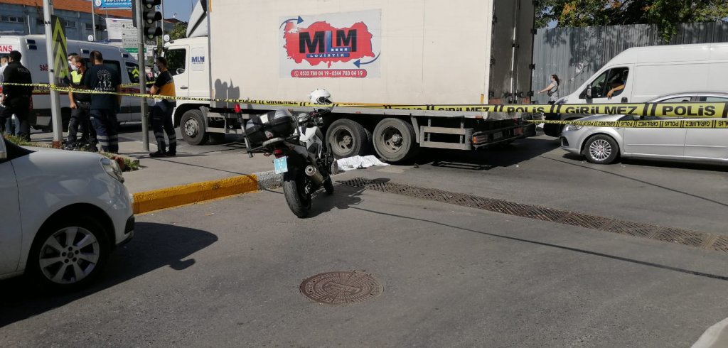 Bağcılar'da cam silmek için ışıklarda bekleyen çocuk kamyonun altında kalarak öldü