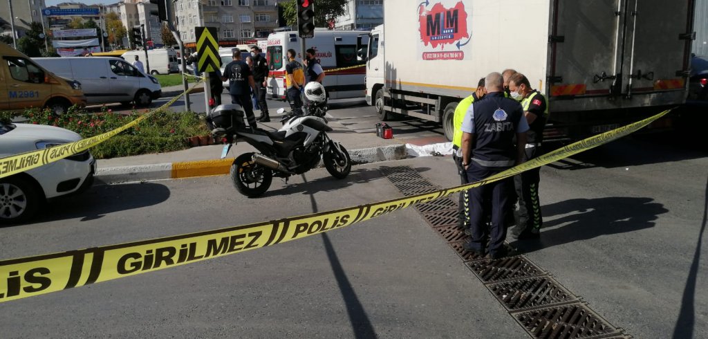 Bağcılar'da cam silmek için ışıklarda bekleyen çocuk kamyonun altında kalarak öldü