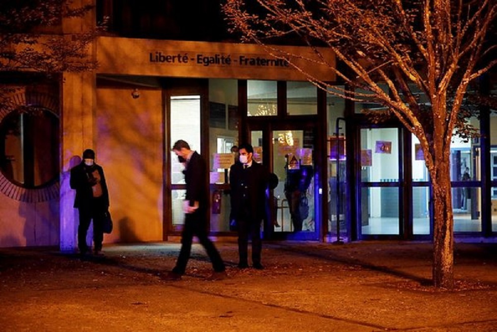 Avrupa'nın göbeğinde korkunç olay! Bıçaklı saldırgan bir kişinin başını kesti