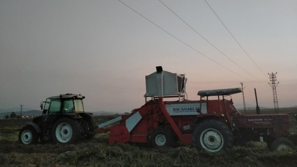 Akıma kapılan traktör sürücüsü feci şekilde can verdi