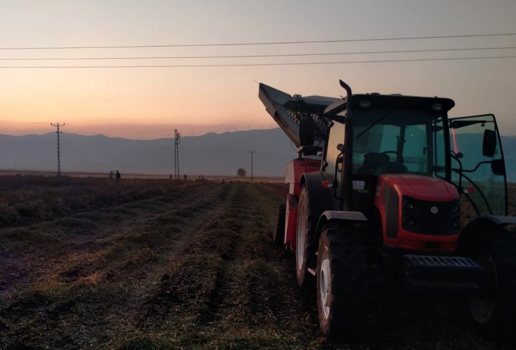 Akıma kapılan traktör sürücüsü feci şekilde can verdi