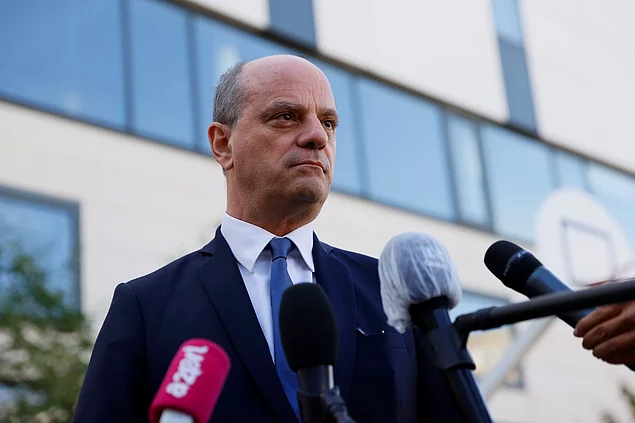 Paris'te Hz. Muhammed karikatürü gösteren bir öğretmen başı kesilerek öldürüldü