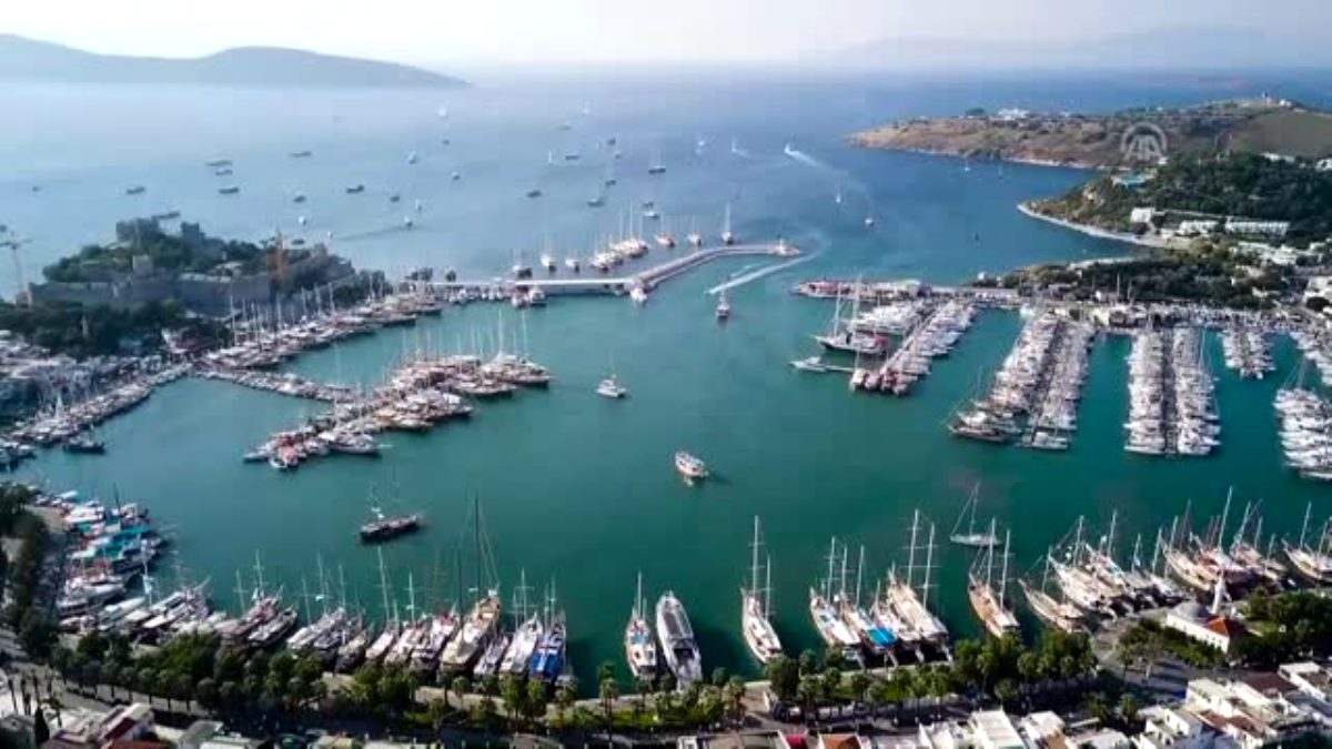 Sağlık çalışanlarına jest: denizin ortasına botlarla dev kalp çizdiler