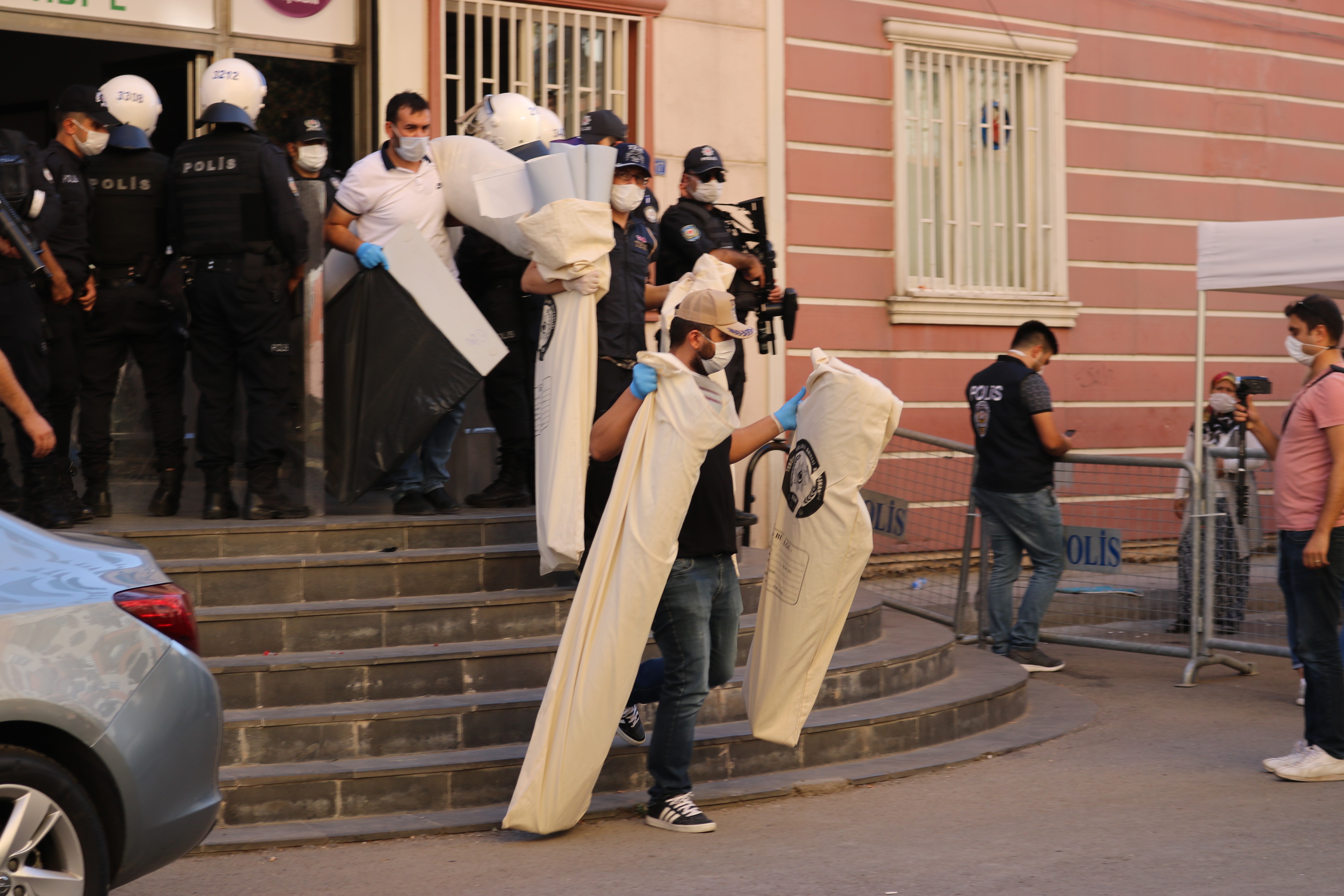 HDP Diyarbakır İl eş başkanları gözaltına alındı