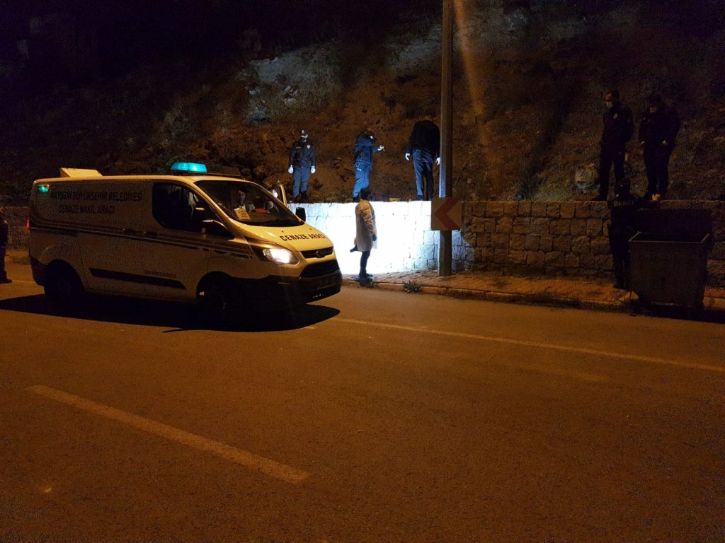 Kafasını taşla ezdi, uçurumdan attı, üzerini taş ve otlarla örttü