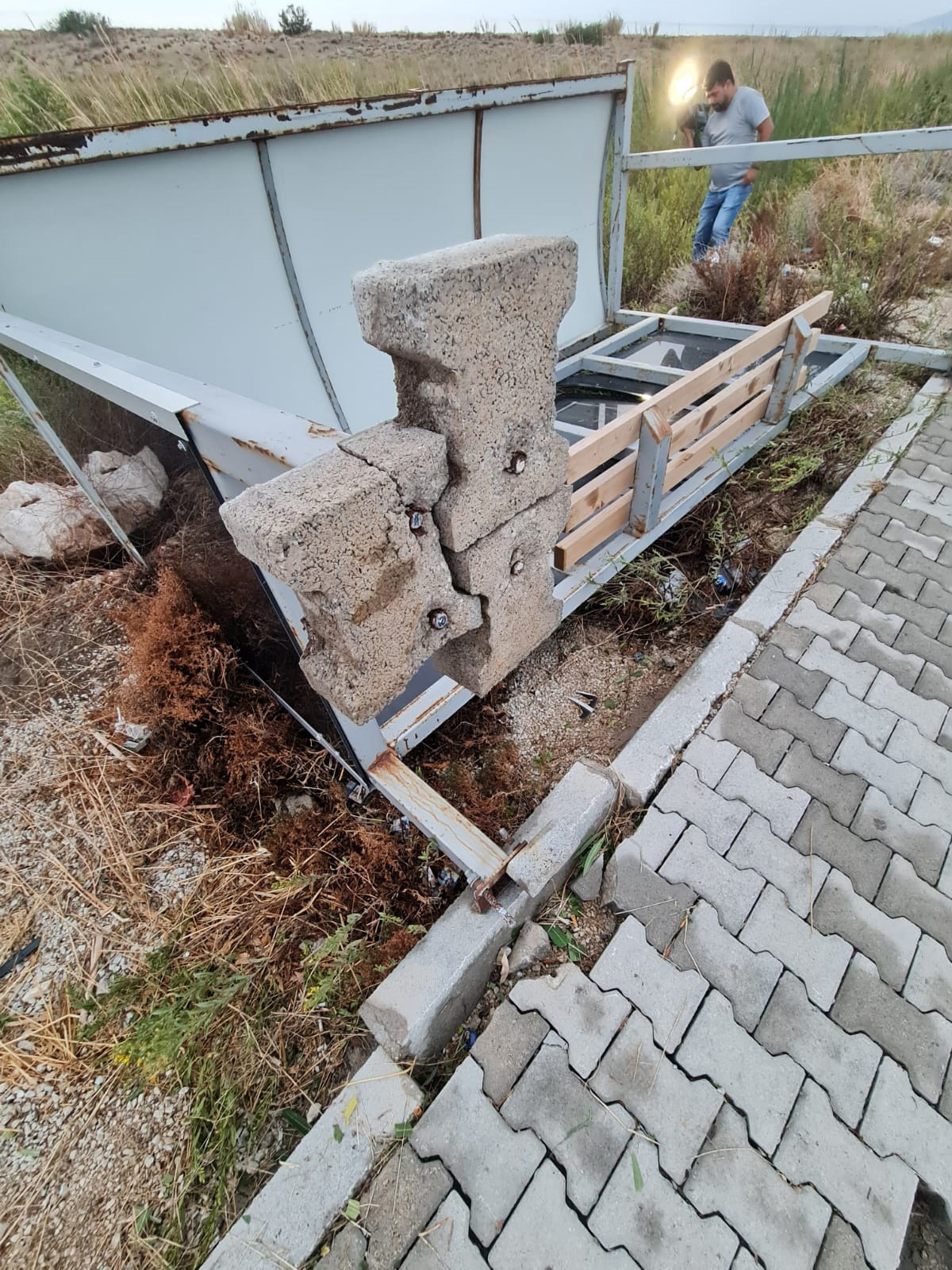 Fırtınada can alan durağın ayaklarına beton döküldü!