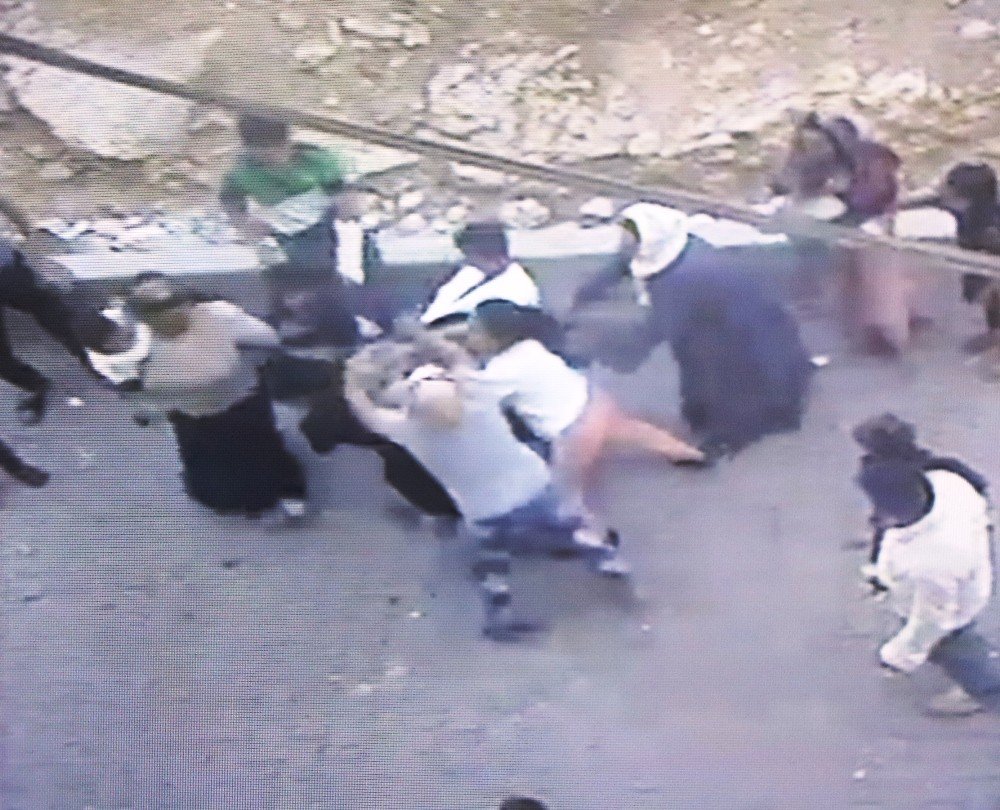 Şanlıurfa'da çöp kavgası: Genç kadın kucağındaki bebeğiyle dövüldü