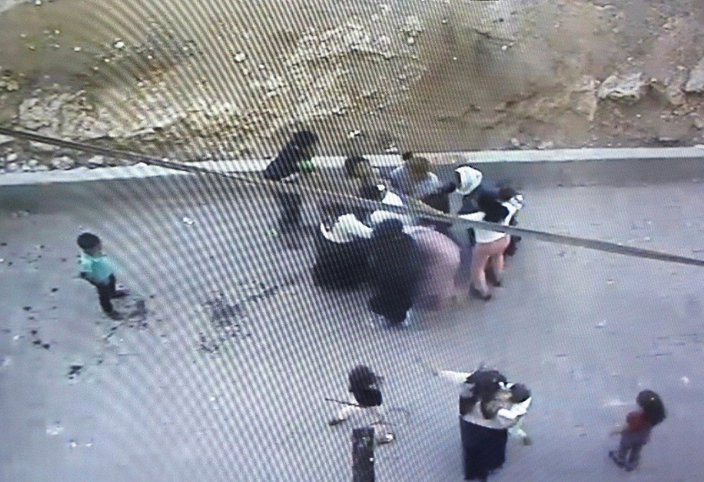 Şanlıurfa'da çöp kavgası: Genç kadın kucağındaki bebeğiyle dövüldü